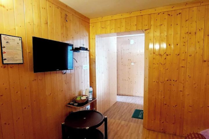 Room 4 of 8
