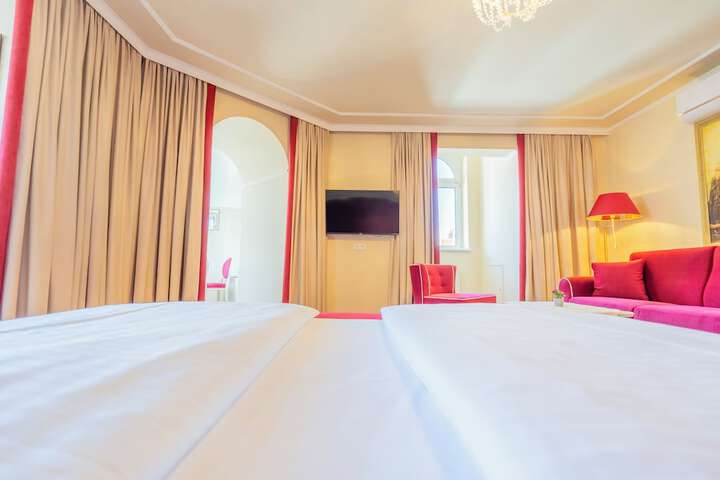Room 8 of 88