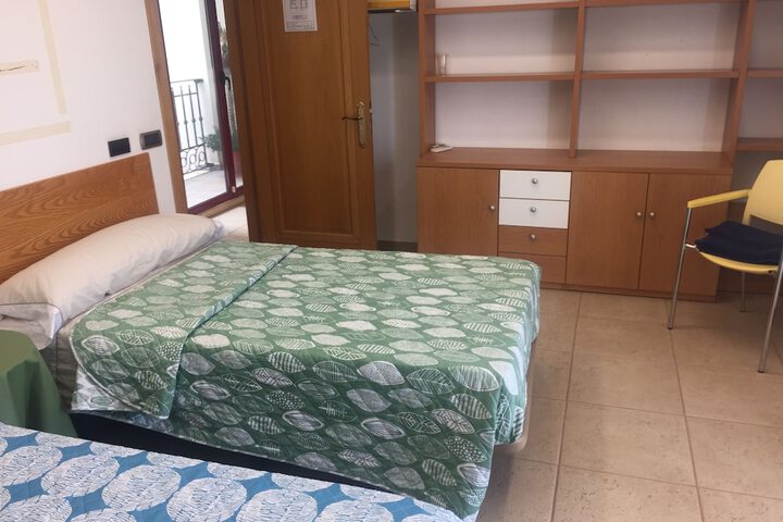 Room 14 of 165
