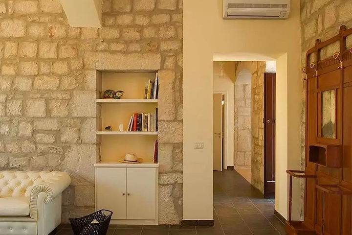 Room 10 of 16