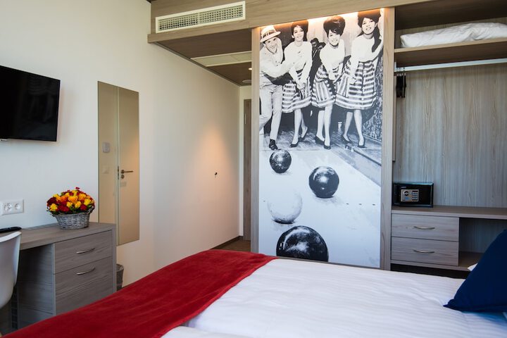 Room 3 of 37