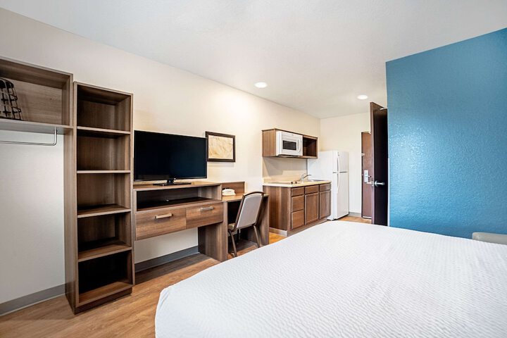 1 Queen Bed (9 of 22)