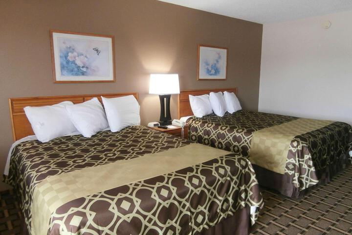 Deluxe Queen Bed (8 of 13)