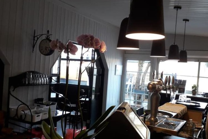 Lounge 10 of 14