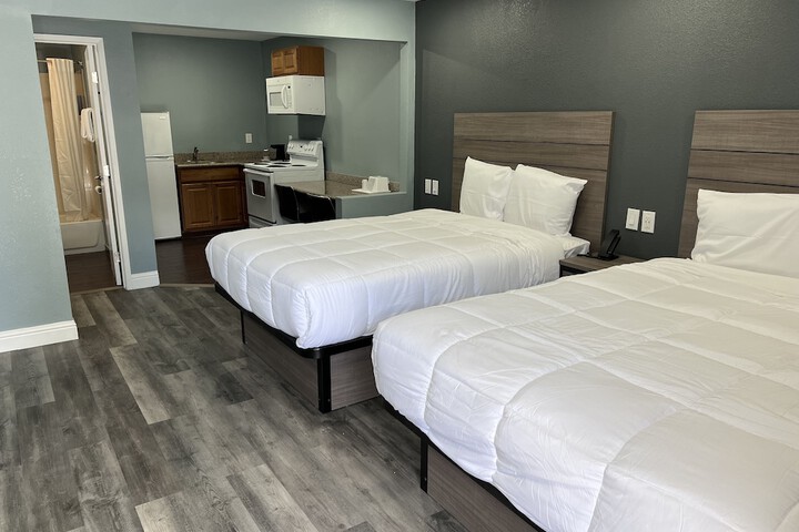 1 Queen Bed (13 of 30)