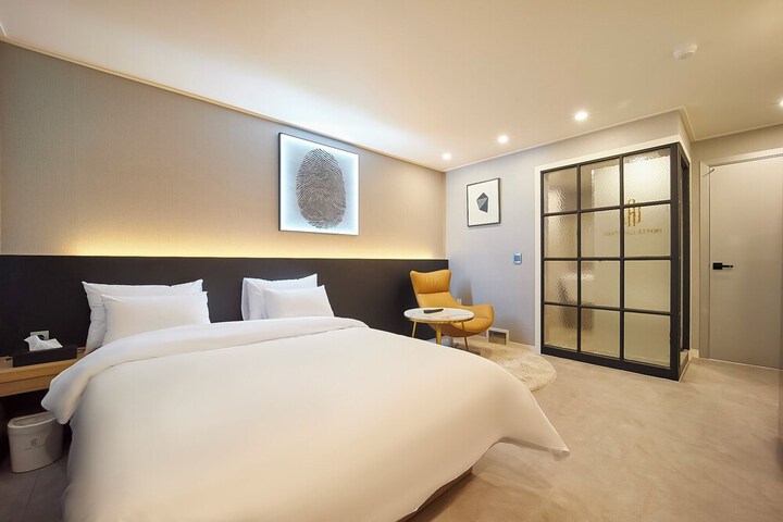 Room 8 of 10
