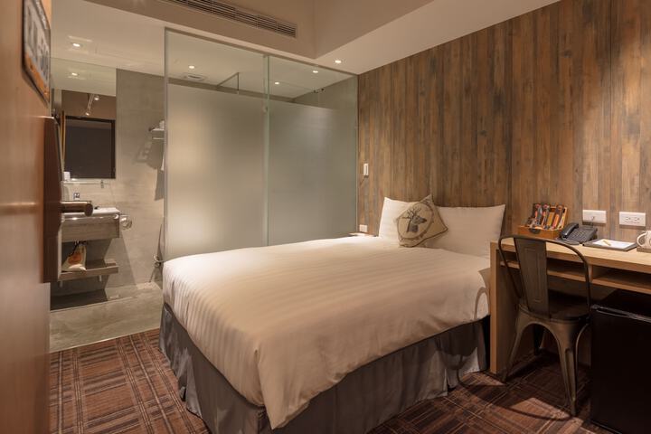 Room 25 of 76