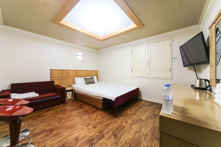 Room 2 of 7