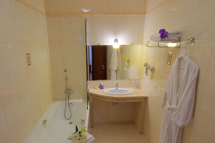 Room 15 of 38