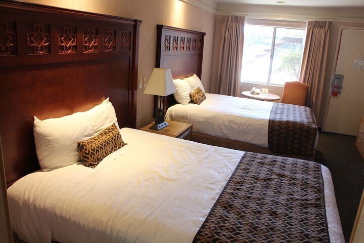 1 Queen Bed (15 of 18)