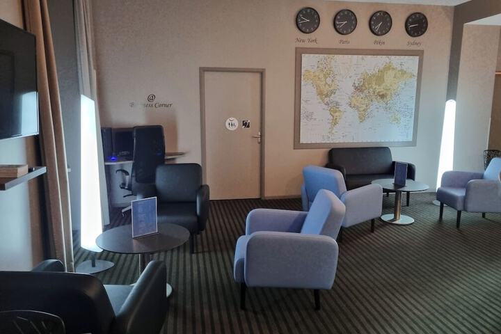 Lounge 58 of 63