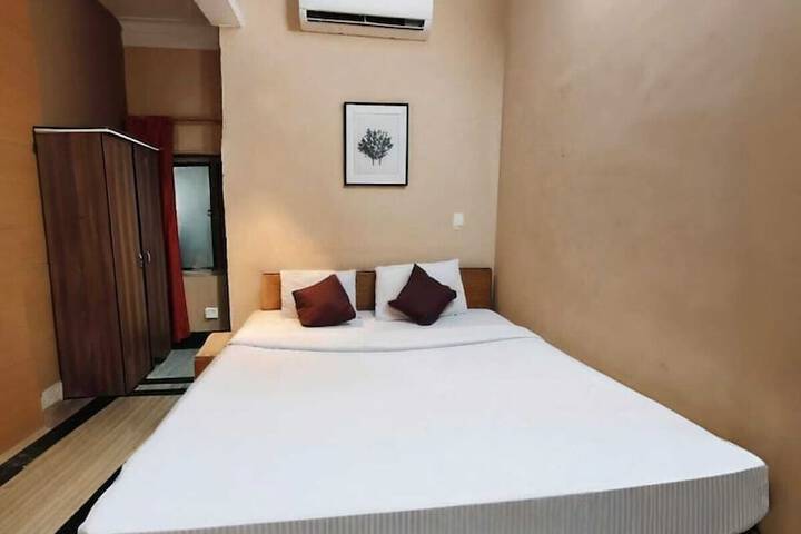 Room 2 of 83