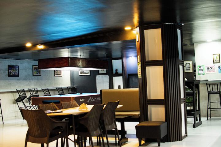 Lounge 31 of 36