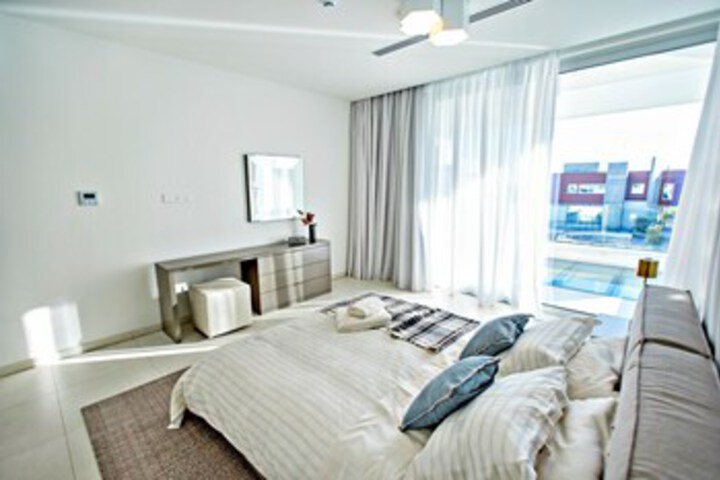 Room 5 of 32