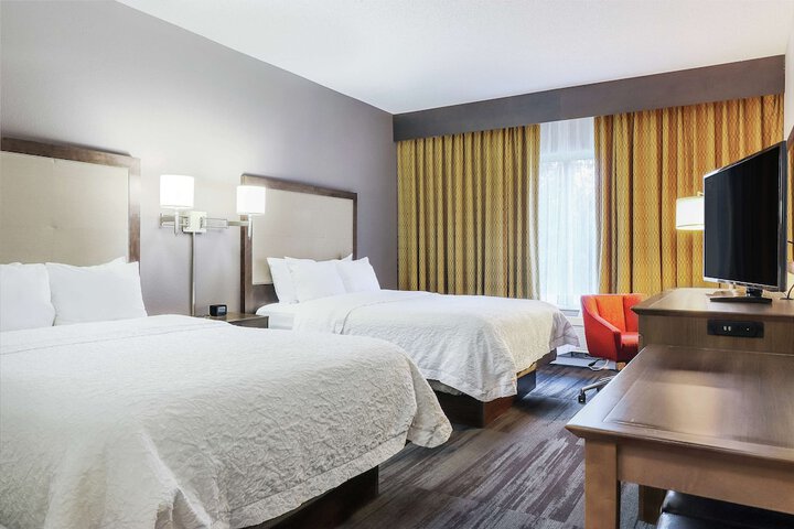 2 Queen Beds (9 of 10)