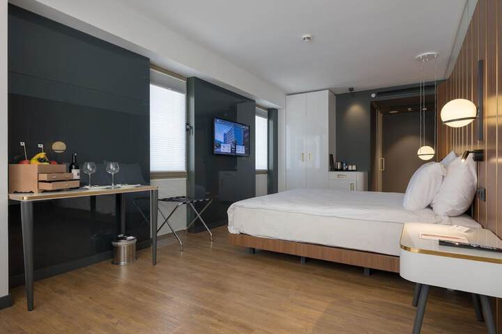 Room 17 of 104