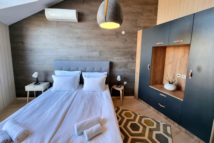 Room 26 of 77