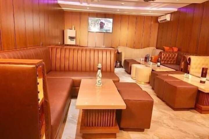 Lounge 12 of 13