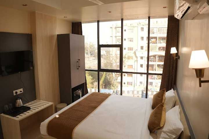 Room 9 of 19