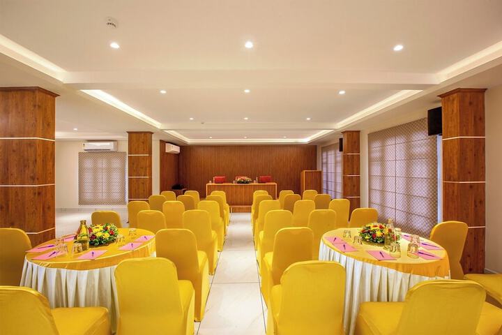 Ballroom/Hall 17 of 21
