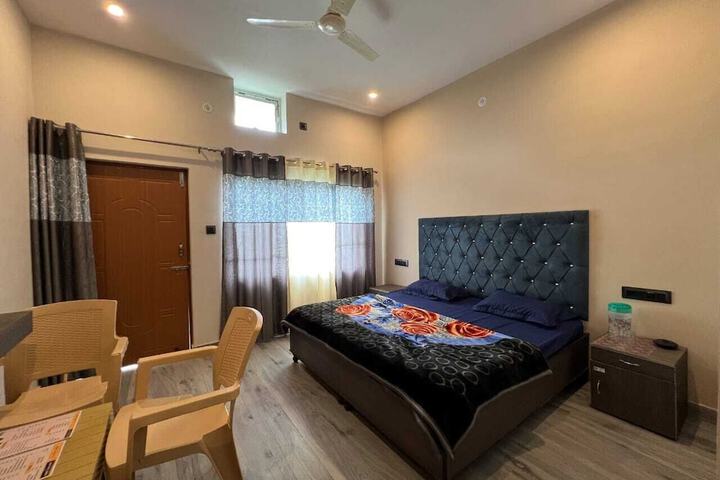 Room 7 of 12