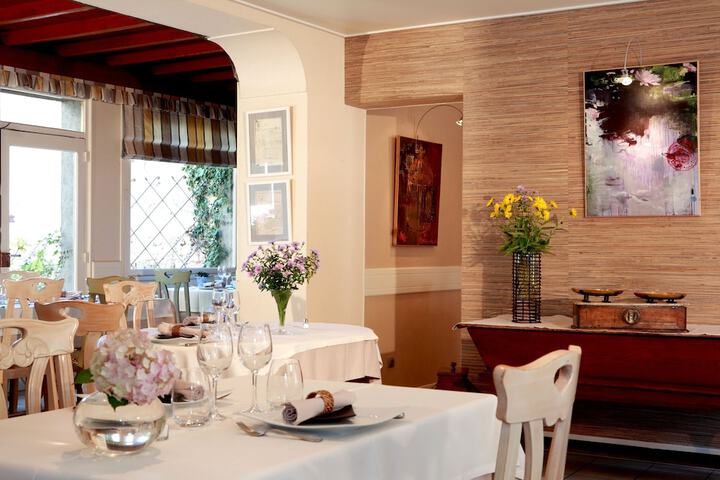 Dining 17 of 26