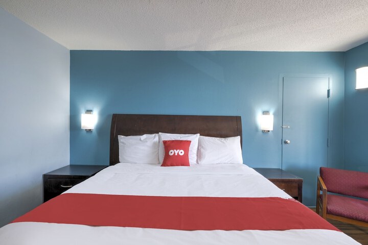 1 King Bed (2 of 7)