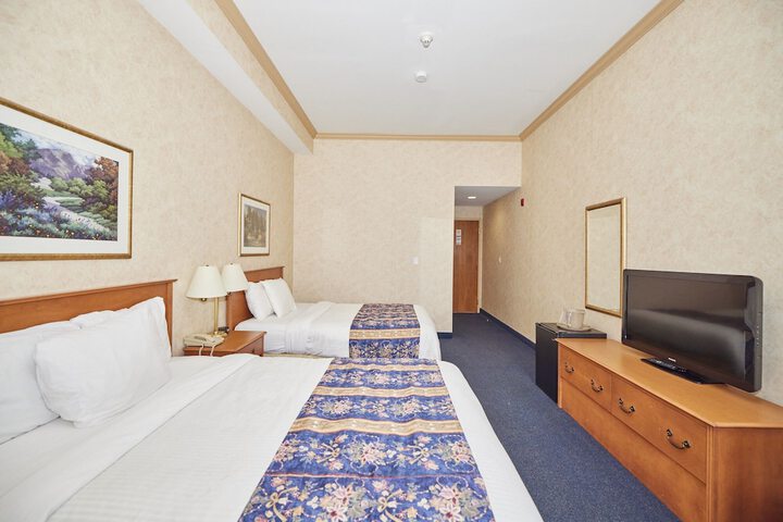 1 Queen Bed (5 of 9)