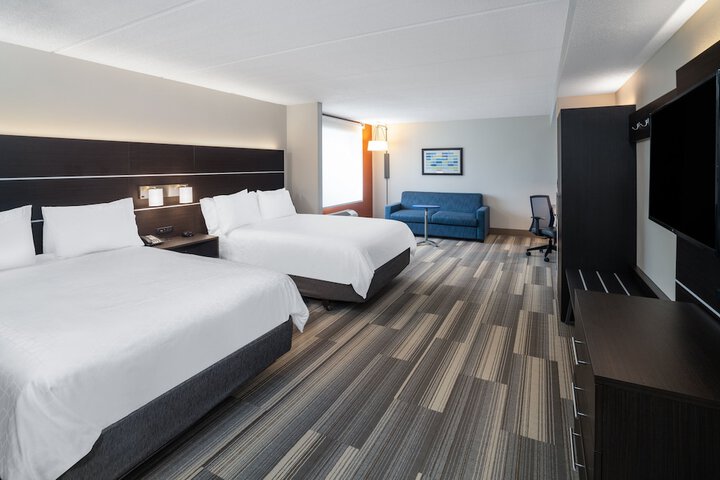 2 Queen Beds (1 of 15)