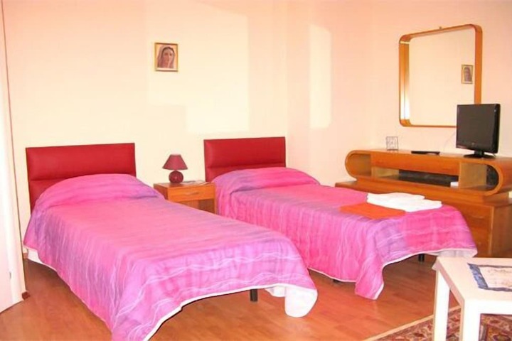 Room 10 of 34