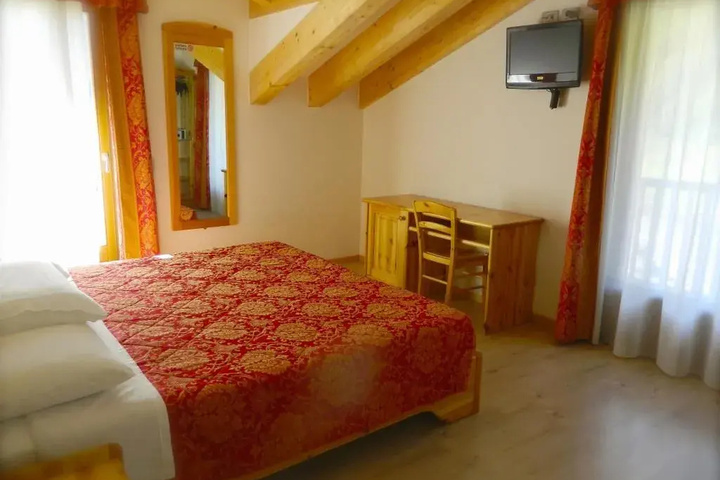 Room 4 of 10