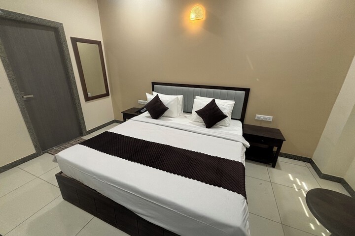 Room 6 of 14