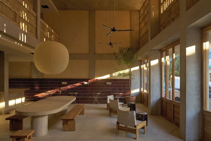 Lobby lounge