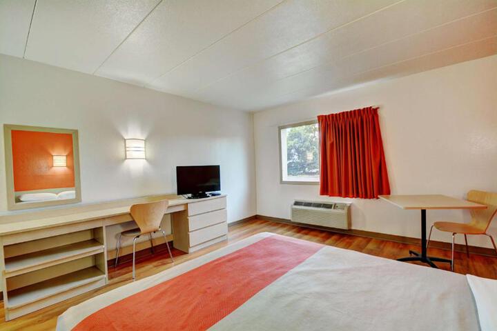 1 Queen Bed (16 of 16)