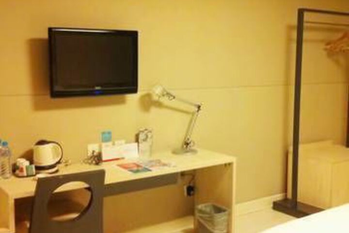 Room 4 of 9