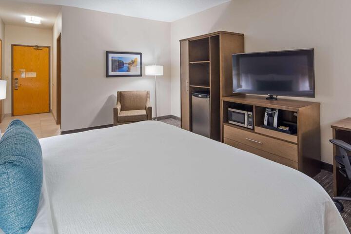 1 King Bed Sofa Bed Microwave and Refrigerator WiFi Full Breakfast (5 of 13)