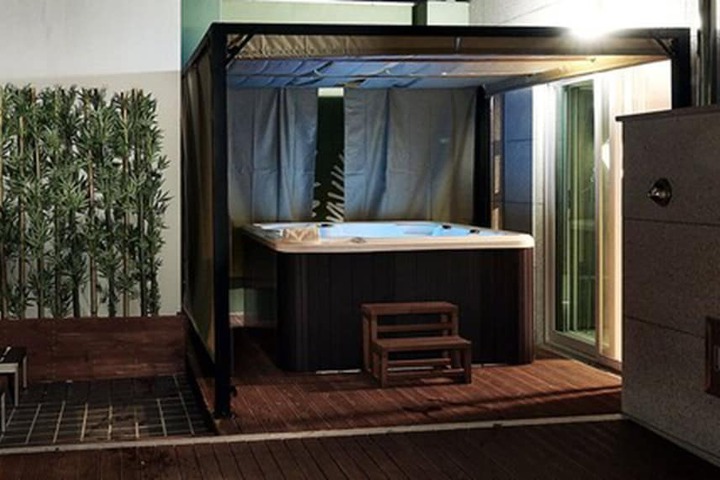 Hot Tub 24 of 34