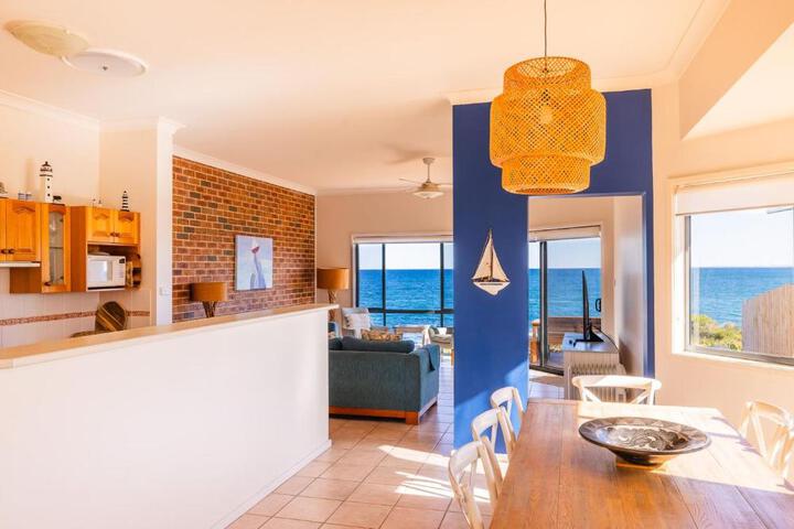 Ocean Views 4 Ocean Street - Absolute Waterfront Retreat at Fishermans Bay