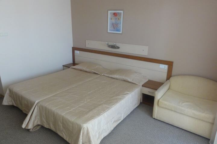 Room 7 of 49