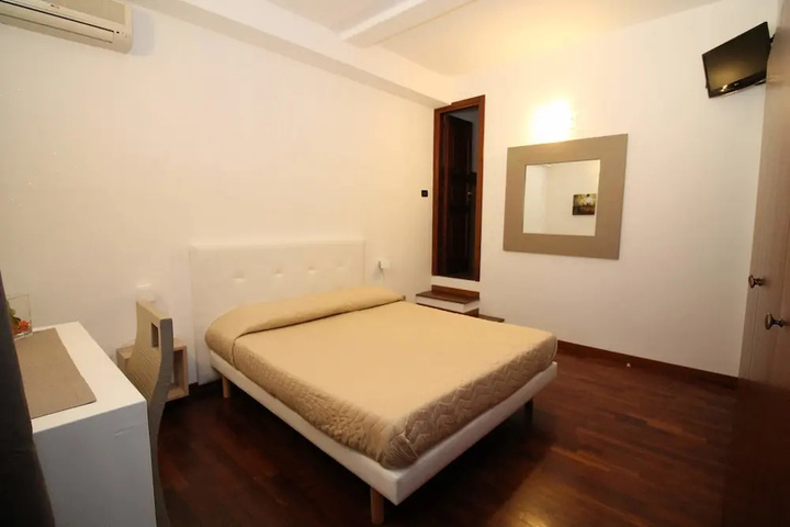 Room 5 of 24