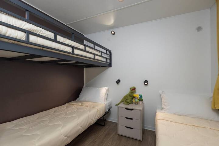 Room 18 of 165