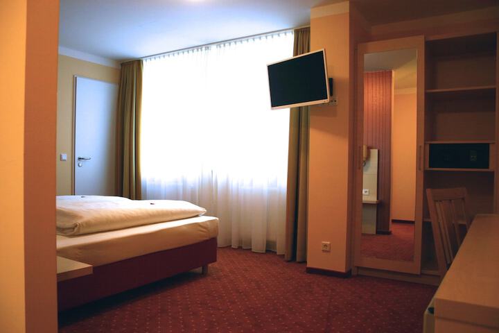 Room 8 of 40