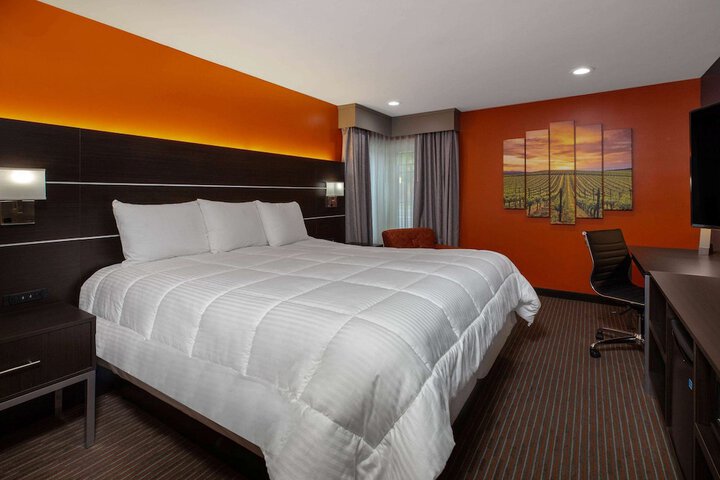 1 King Bed (12 of 12)