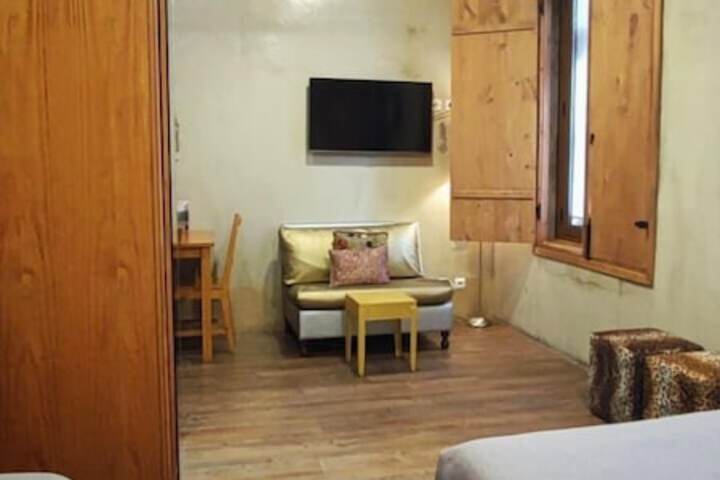 Room 44 of 100