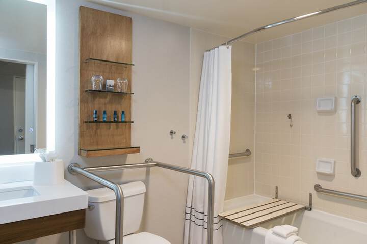 2 Queen Beds Pool View (13 of 18)