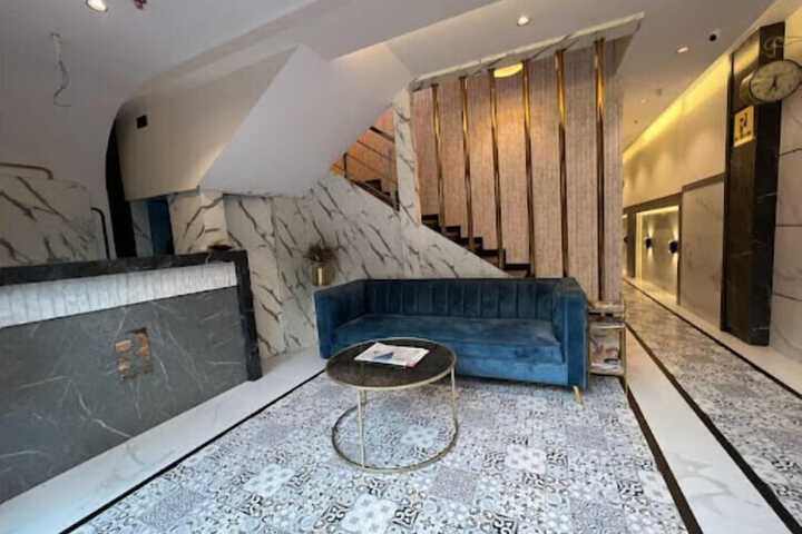 Room 9 of 12