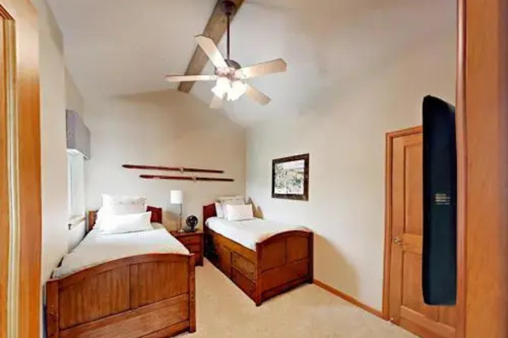 Room 2 of 10