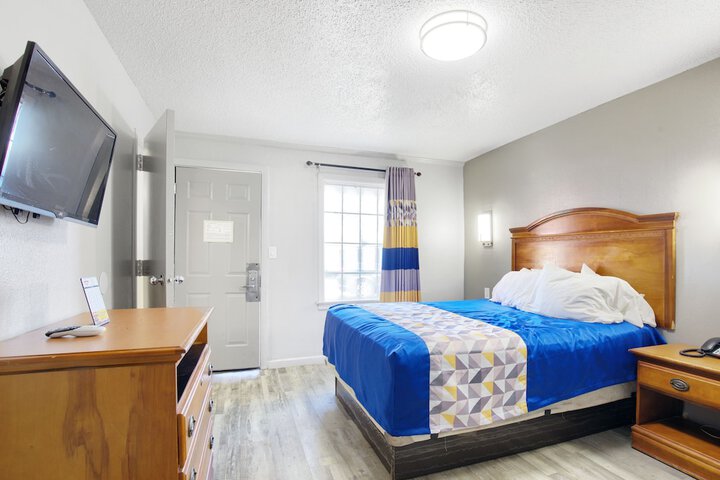 1 Queen Bed (4 of 11)