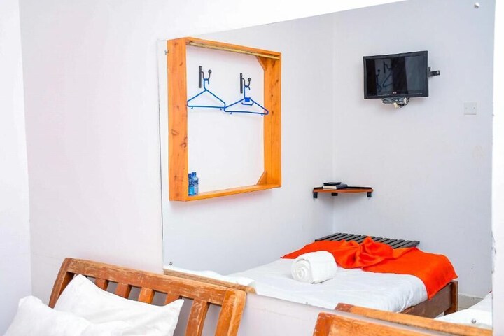 Room 32 of 76