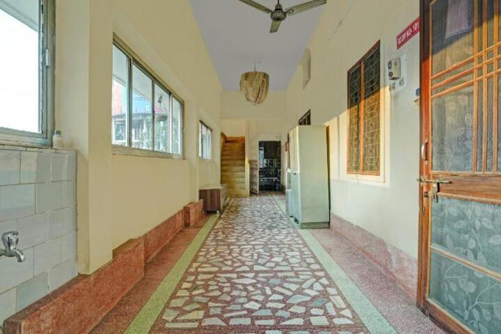 OYO Flagship 805649 Hotel Pragya 4